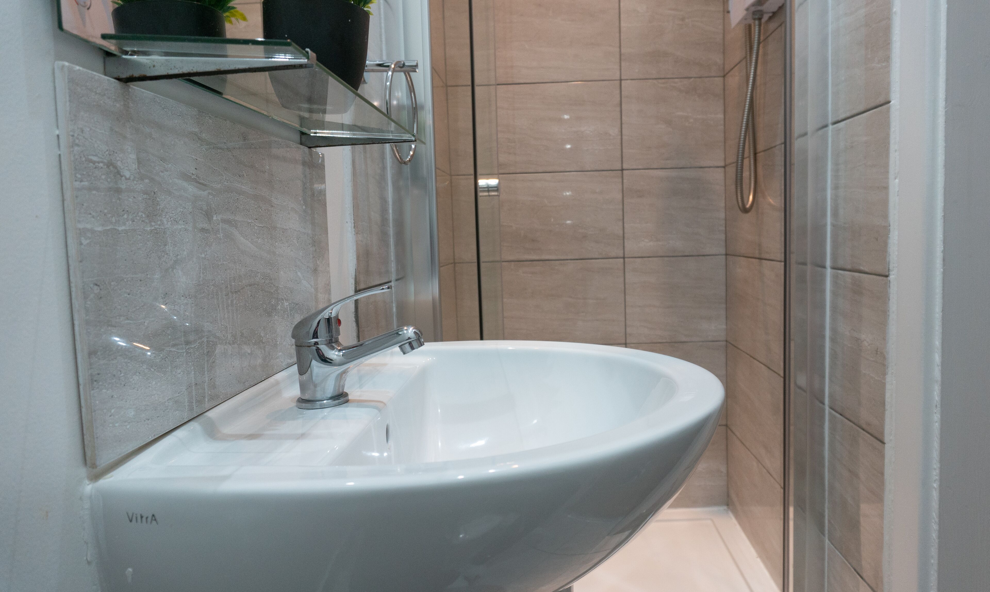 Douche, sèche-cheveux, serviettes fournies, papier toilette
