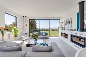 Een televisie en een open haard