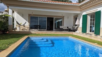 Utendørsbasseng og et oppvarmet basseng