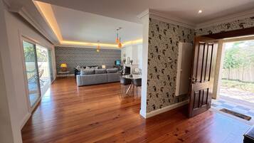 Smart TV, fireplace, books, stereo