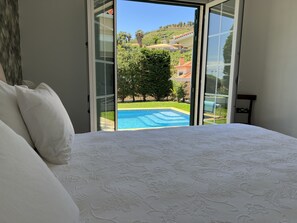 4 habitaciones, escritorio y tabla de planchar con plancha 