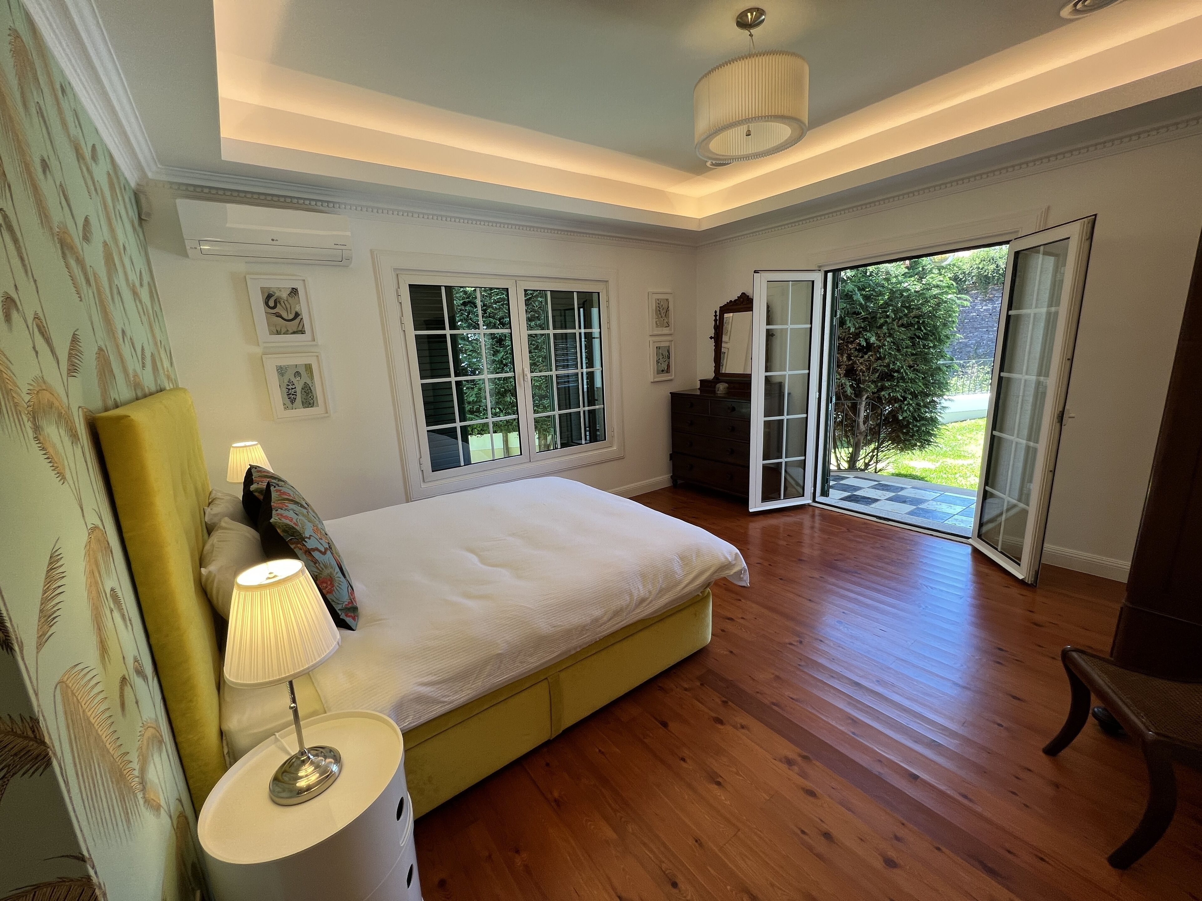 4 soverom, skrivebord, strykejern/-brett og reiseseng for barn