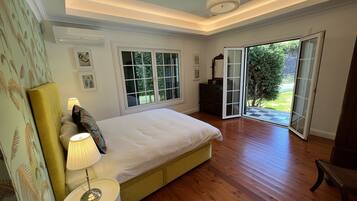 4 soverom, skrivebord, strykejern/-brett og reiseseng for barn