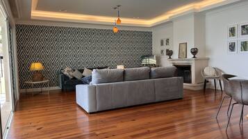 Smart-TV, peis, bøker og stereoanlegg