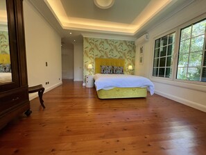 4 bedrooms, desk, iron/ironing board, travel cot