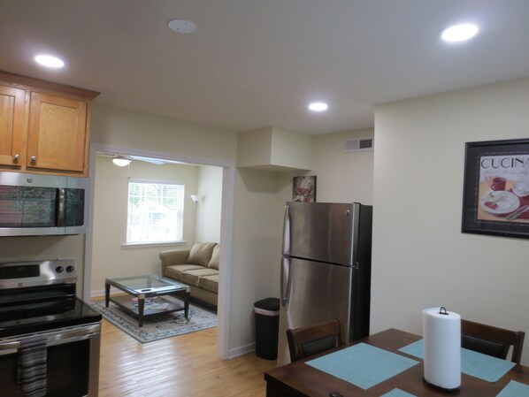 Fridge, microwave, oven, stovetop - 2 Bedroom Apartment Near Downtown Durham (Durham)