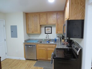 Fridge, microwave, oven, stovetop - 2 Bedroom Apartment Near Downtown Durham (Durham)