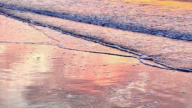 A beach scene with waves and a sunset. - Coligny Retro Beach House Ocean access, Pool, Grill, Kids Room! (Hilton Head Island)
