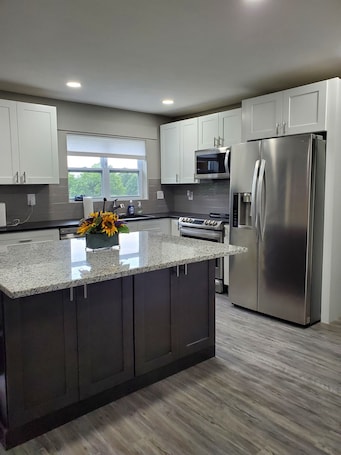 冷蔵庫、電子レンジ、オーブン、コンロ. Spacious 3-bedroom home, off I-64 & 35, sleeps 11