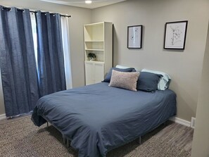 3 slaapkamers, een strijkplank/strijkijzer, gratis wifi, beddengoed