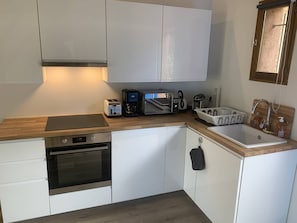 Fridge, dishwasher, toaster, cookware/dishes/utensils