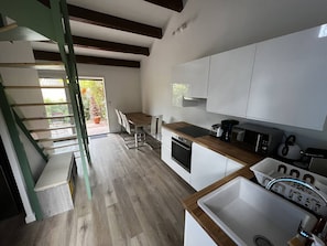 Fridge, dishwasher, toaster, cookware/dishes/utensils