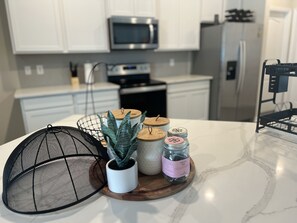 Fridge, microwave, oven, stovetop - New house close to the beach! heated pool, warm place to share with the family  (Cape Coral)