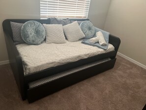 5 bedrooms, iron/ironing board, free WiFi, bed sheets - New house close to the beach! heated pool, warm place to share with the family  (Cape Coral)
