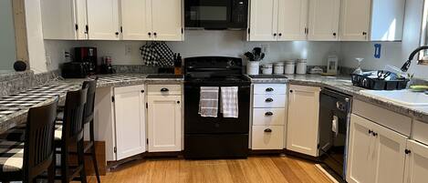 Frigorifero, microonde, forno, piano cottura