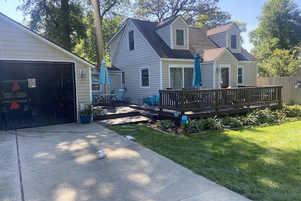 Front of the cottage, big driveway with a patio that has outdoor seating for 8!