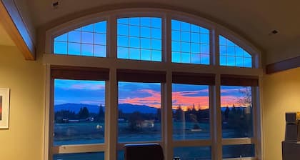 Enumclaw Estate, Scenic Views! Sleeps12,HotTub, 1hr frm Mt Rainier & Crystal Mt