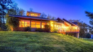 A modern two-story house with large windows and a covered porch. - Enumclaw Estate, Scenic Views! Sleeps12,HotTub,Sauna, 1hr frm Rainier & Crystal (Enumclaw)