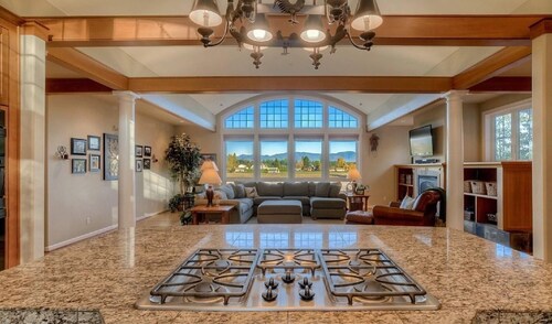 Enumclaw Estate, Scenic Views! Sleeps12,HotTub,Sauna, 1hr frm Rainier & Crystal