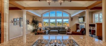 Enumclaw Estate, Scenic Views! Sleeps12,HotTub,Sauna, 1hr frm Rainier & Crystal