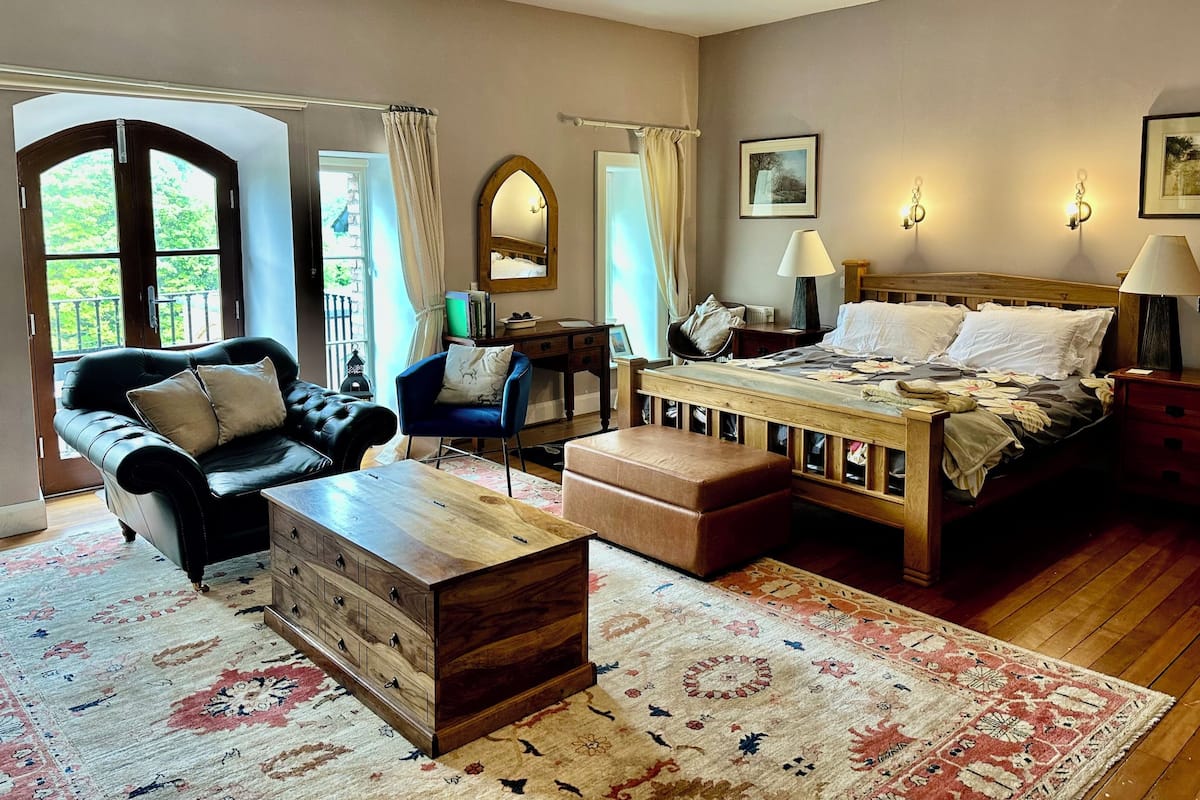 14 kamar tidur, seprai premium, busa memori, dan brankas