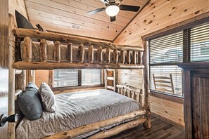 4 dormitorios, tabla de planchar con plancha, cuna de viaje