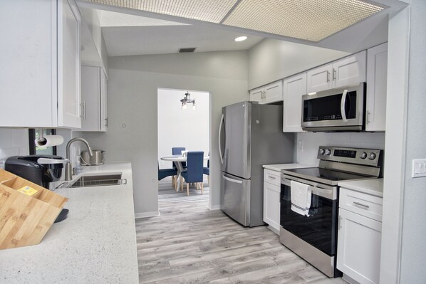 Refrigerador, microondas, horno y parrilla de estufa 