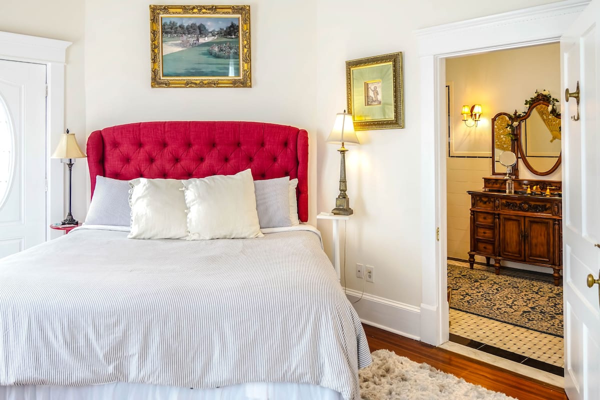 The Grand Presidential Suite w/ Private Sitting Room, Private Bathroom and Two Private Porches | 1 habitación, decoración personalizada y muebles diferentes