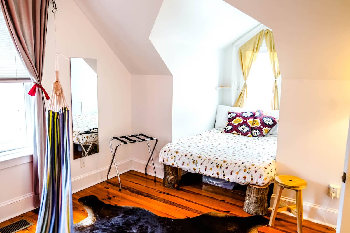 Treehouse East with Private Bath | 1 habitación, decoración personalizada y muebles diferentes