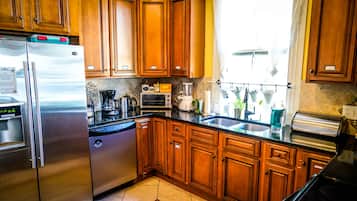 Refrigerador con congelador, microondas y parrilla de estufa