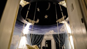 The Sacred Tower Room with Swing Bed and Shared Bath | Decoración personalizada y muebles diferentes 