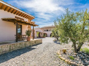 Outdoor dining - Cosy apartment for 4 guests with A/C, WIFI, pool, patio and pets allowed (Montecatini)