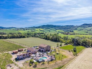 A villa with a swimming pool, surrounded by green fields and hills. - Nice apartment for 4 guests with A/C, pool, WIFI, patio and pets allowed (Montecatini)