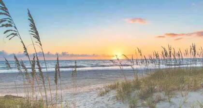 ISLAND VIBE ~ Close to Beach, Downtown, Egan’s Creek with Fire Pit! Super CLEAN!