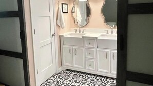 A bathroom with two sinks, a large mirror, and a patterned floor. - ISLAND VIBE ~ Close to Beach, Downtown, Egan’s Creek with Fire Pit! KQQ~2Ba (Fernandina Beach)