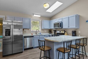 Refrigerador, microondas, horno y parrilla de estufa 