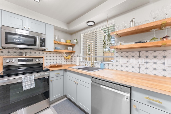 Jääkaappi, mikroaaltouuni, uuni, liesi