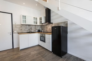 Fridge, oven, stovetop, dishwasher