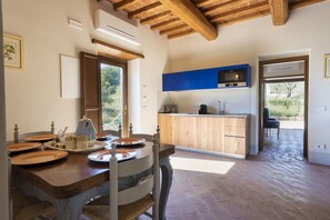 Une cuisine avec des armoires en bois, un plan de travail bleu et un four à micro-ondes encastré.
