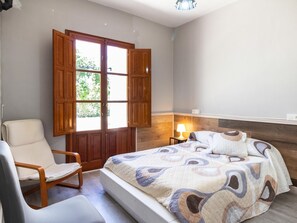 5 bedrooms, iron/ironing board, Internet, bed sheets