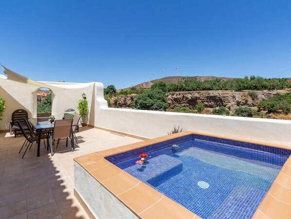 A rooftop pool with a view of a rocky hillside and wind turbines in the distance. - Fantastic rural house in the Lecrín Valley (Lecrín (Talará))