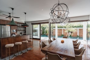 Villa, 4 chambres | Salle Ă manger