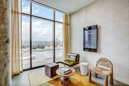 New 32nd floor Penthouse condo | Rooftop pool