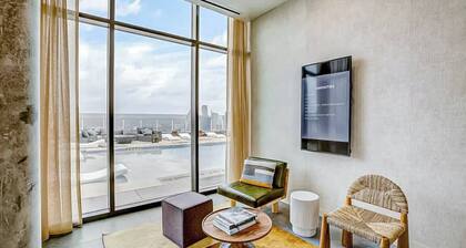 New 32nd floor Penthouse condo | Rooftop pool
