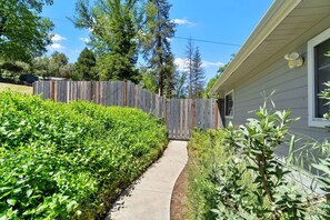 Property grounds - Yosemite, Hot Tub, Pets - Memories! (Oakhurst)