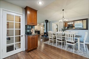 Dining - Yosemite, Hot Tub, Pets - Memories! (Oakhurst)