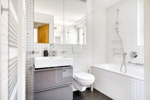 Hair dryer, towels - Charming Vorstädte 3 Room w/ Storage, 10 mins to Market, by Blueground (Basel)