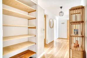 Interior - Charming Vorstädte 3 Room w/ Storage, 10 mins to Market, by Blueground (Basel)