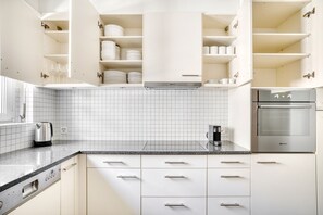 Fridge, microwave, oven, stovetop - Charming Vorstädte 3 Room w/ Storage, 10 mins to Market, by Blueground (Basel)