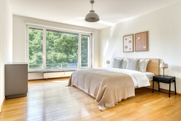 2 bedrooms, iron/ironing board, WiFi, bed sheets - Charming Vorstädte 3 Room w/ Storage, 10 mins to Market, by Blueground (Basel)